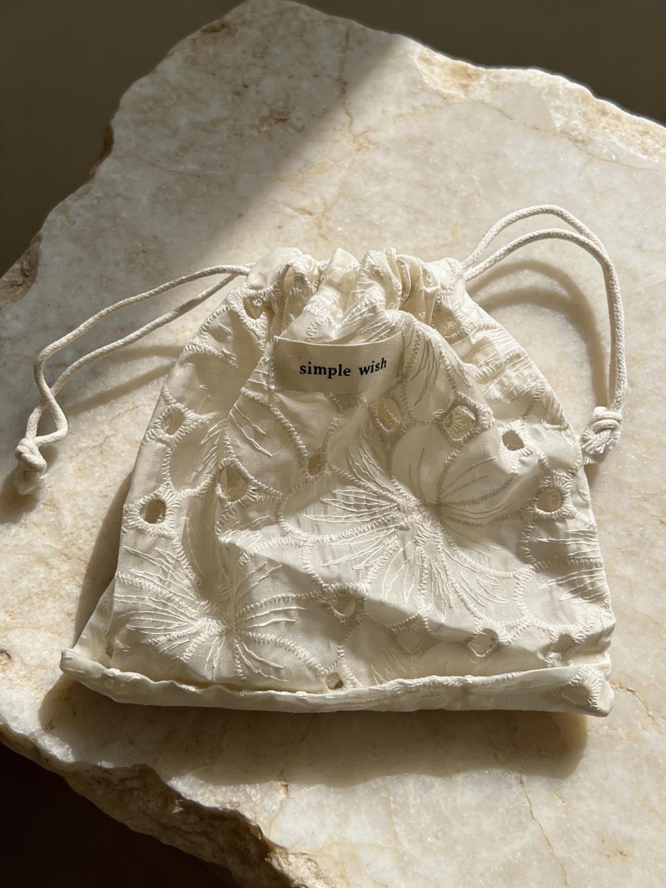 BRINDE - NECESSAIRE ORGANZA BORDADA